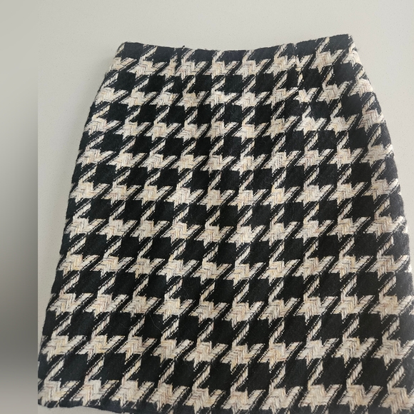 Jaclyn Smith Black and Cream Houndstooth Mini Skirt - Picture 3 of 4